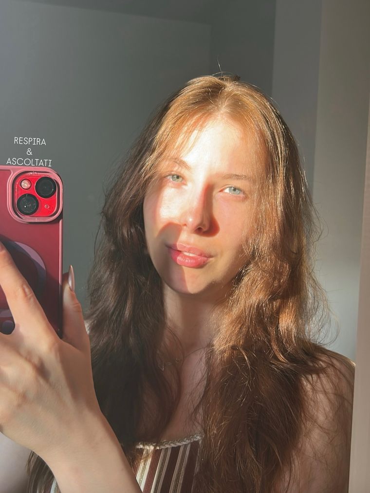 Virginia in un selfie alla luce naturale, il sole sul viso